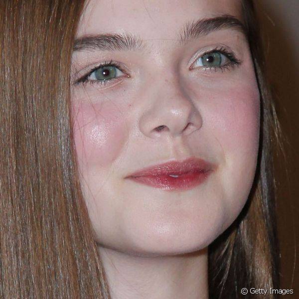 Elle Fanning compareceu à première do filme Low Down, em 2014, valorizando os lábios e as bochechas com tons de rosa